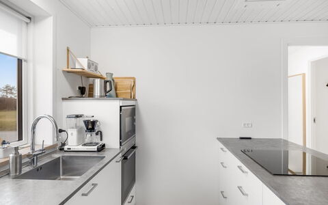 Heida - 1.5Km from the Sea: Keuken, Countertop, Interieur Ontwerp, Flooring, Plafond, Hout, Toestel Van De Keuken, Cabinetry, Huishoudapparatuur, Verdieping