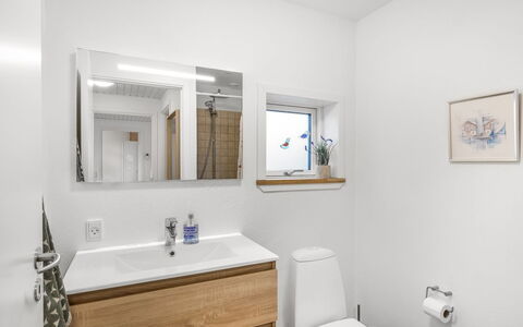 Heida - 1.5Km from the Sea: Wastafel In De Badkamer, Loodgieterswerkinrichting, Flooring, Interieur Ontwerp, Wastafel, Badkamerkast, Badkamer, Spiegel, Verdieping, Kraan