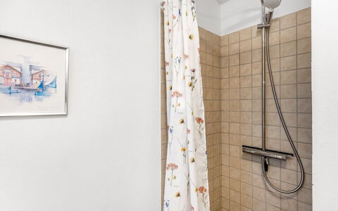 Heida - 1.5Km from the Sea: Badkamer, Interieur Ontwerp, Loodgieterswerkinrichting, Flooring, Douchegordijn, Verdieping, Douche, Douchekop, Loodgieter, Gordijn