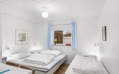 Heida - 1.5Km from the Sea: Slaapkamer, Huis, Bed, Bedding, Plafond, Laken, Freezing, Sneeuw, Bed Frame, Winter