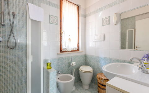 Veranda sul Conero: Badkamer, Loodgieterswerkinrichting, Flooring, Interieur Ontwerp, Verdieping, Wastafel In De Badkamer, Toilet, Wastafel, Wc Bril, Kraan