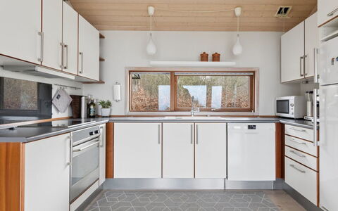 Heike - 650M from the Sea: Keuken, Toestel Van De Keuken, Countertop, Major Appliance, Flooring, Hout, Interieur Ontwerp, Huishoudapparatuur, Cabinetry, Meubilair