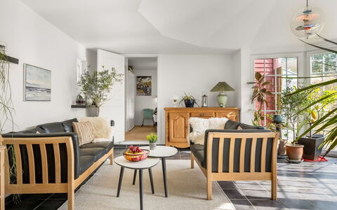 Reika - 500M from the Sea: Meubilair, Interieur Ontwerp, Flooring, Verdieping, Bankstel, Hout, Stoel, Tafel, Woonkamer, Kamer