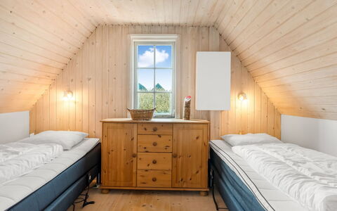 Reika - 500M from the Sea: Slaapkamer, Bed, Hout, Verdieping, Interieur Ontwerp, Flooring, Laken, Bedding, Plafond, Bed Frame