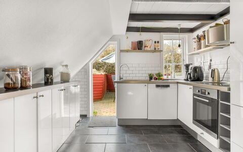 Reika - 500M from the Sea: Keuken, Flooring, Major Appliance, Countertop, Toestel Van De Keuken, Interieur Ontwerp, Verdieping, Plafond, Cabinetry, Huishoudapparatuur