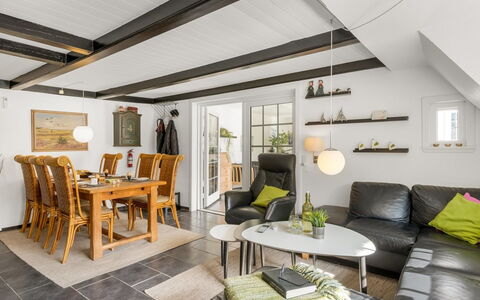 Reika - 500M from the Sea: Meubilair, Hout, Interieur Ontwerp, Flooring, Verdieping, Stoel, Kamer, Plafond, Woonkamer, Appartement