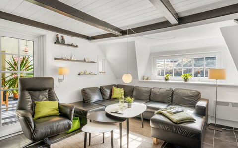 Reika - 500M from the Sea: Meubilair, Hout, Interieur Ontwerp, Flooring, Verdieping, Stoel, Kamer, Plafond, Woonkamer, Appartement