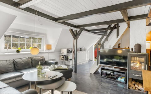 Reika - 500M from the Sea: Meubilair, Hout, Interieur Ontwerp, Flooring, Verdieping, Stoel, Kamer, Plafond, Woonkamer, Appartement