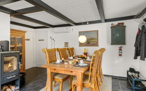 Reika - 500M from the Sea: Meubilair, Hout, Interieur Ontwerp, Flooring, Verdieping, Stoel, Kamer, Plafond, Woonkamer, Appartement