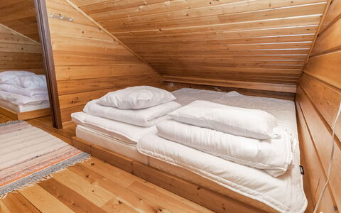 Hirvasaho a 3: Hout, Bed, Slaapkamer, Verdieping, Flooring, Interieur Ontwerp, Laken, Bedding, Plafond, Zolder