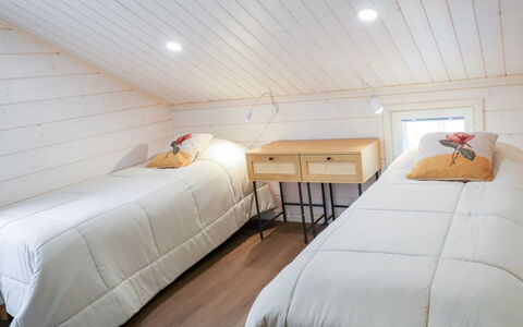 Villa Lumo: Flooring, Verdieping, Interieur Ontwerp, Meubilair, Hout, Plafond, Slaapkamer, Bed, Kamer, Verlichting