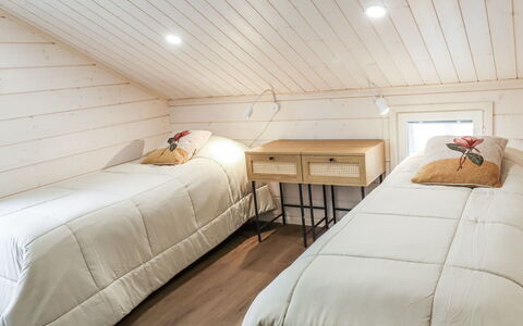 Villa Lumo: Interieur Ontwerp, Flooring, Verdieping, Meubilair, Hout, Slaapkamer, Plafond, Bed, Kamer, Verlichting