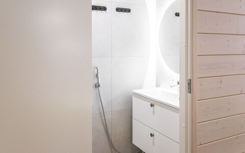 Villa Lumo: Flooring, Verdieping, Interieur Ontwerp, Muur, Hout, Loodgieterswerkinrichting, Plafond, Deur, Badkamer, Meubilair