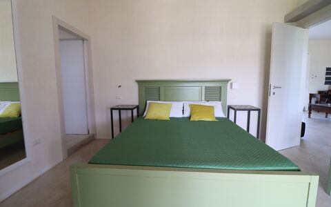 Elegante Villa Casale 50: Meubilair, Bed, Slaapkamer, Bedding, Interieur Ontwerp, Laken, Verdieping, Flooring, Hout, Kamer