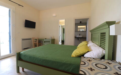 Elegante Villa Casale 50: Meubilair, Bed, Interieur Ontwerp, Slaapkamer, Verdieping, Flooring, Hout, Laken, Plafond, Bedding
