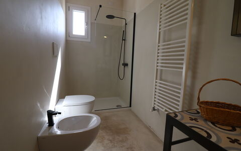 Elegante Villa Casale 50: Flooring, Muur, Verdieping, Loodgieterswerkinrichting, Wc Bril, Badkamer, Interieur Ontwerp, Toilet, Wastafel In De Badkamer, Loodgieter