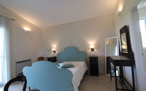 Elegante Villa Casale 50: Meubilair, Interieur Ontwerp, Bed, Slaapkamer, Verdieping, Laken, Plafond, Bedding, Flooring, Kamer
