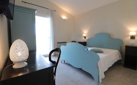 Elegante Villa Casale 50: Meubilair, Interieur Ontwerp, Slaapkamer, Verdieping, Bed, Flooring, Laken, Kamer, Textiel, Verlichting