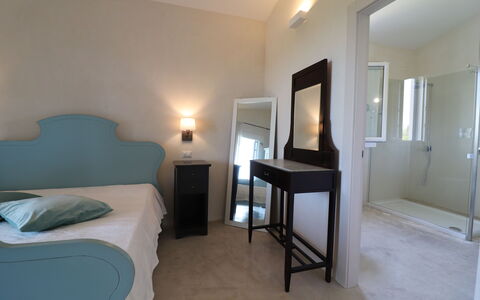 Elegante Villa Casale 50: Meubilair, Interieur Ontwerp, Slaapkamer, Verdieping, Bed, Kamer, Flooring, Verlichting, Plafond, Laken