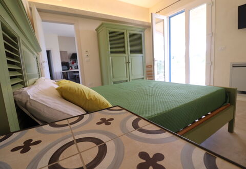 Elegante Villa Casale 50: Meubilair, Bed, Slaapkamer, Interieur Ontwerp, Verdieping, Flooring, Hout, Laken, Bedding, Kamer