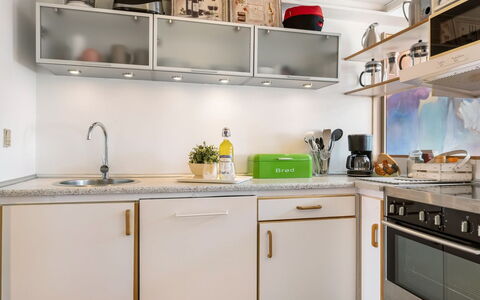 Ake - 10M to the Fjord: Toestel Van De Keuken, Keuken, Countertop, Interieur Ontwerp, Major Appliance, Cabinetry, Meubilair, Huishoudapparatuur, Kamer, Verlichting