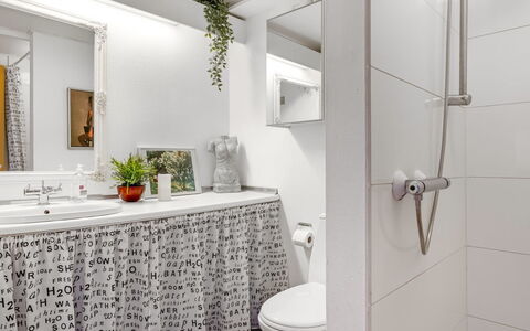 Ake - 10M to the Fjord: Badkamer, Loodgieterswerkinrichting, Muur, Interieur Ontwerp, Flooring, Verdieping, Wastafel, Wastafel In De Badkamer, Toilet, Loodgieter