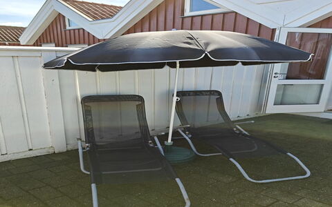 Ake - 10M to the Fjord: Dak, Huis, Deur, Verblijf, Schaduw, Siding, Werf, Landgoed, Backyard