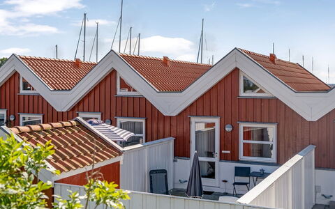 Ake - 10M to the Fjord: Dak, Huis, Deur, Verblijf, Schaduw, Siding, Werf, Landgoed, Backyard