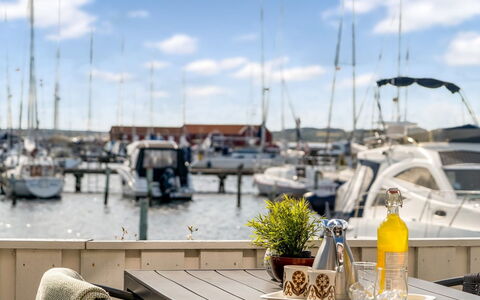 Ake - 10M to the Fjord: Dak, Huis, Deur, Verblijf, Schaduw, Siding, Werf, Landgoed, Backyard