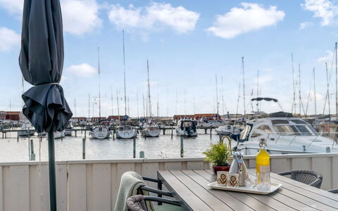 Ake - 10M to the Fjord: Dak, Huis, Deur, Verblijf, Schaduw, Siding, Werf, Landgoed, Backyard