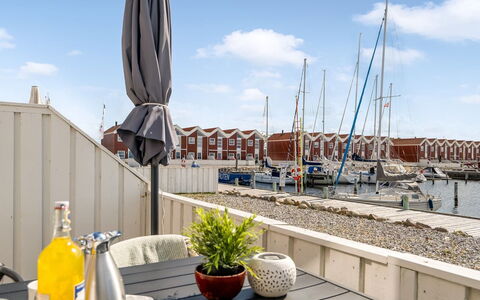 Ake - 10M to the Fjord: Dak, Huis, Deur, Verblijf, Schaduw, Siding, Werf, Landgoed, Backyard