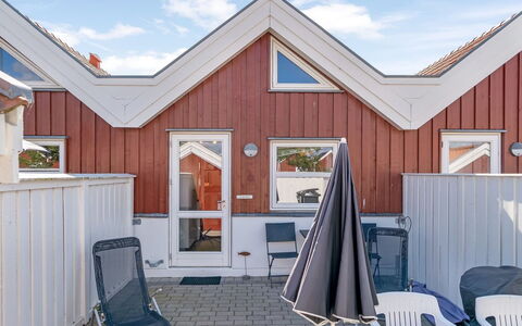 Ake - 10M to the Fjord: Dak, Huis, Deur, Verblijf, Schaduw, Siding, Werf, Landgoed, Backyard