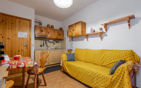 Ai Piedi del Monte: Meubilair, Hout, Interieur Ontwerp, Kamer, Huis, Appartement, Plafond, Beits, Stoel, Cabinetry