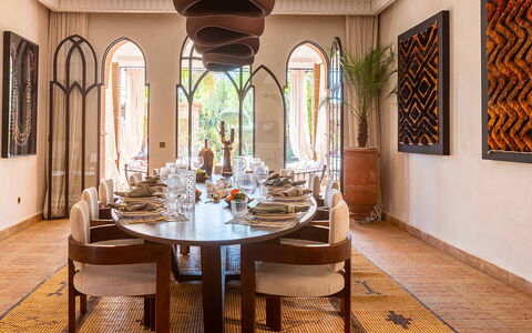 Villa Kanza: Meubilair, Interieur Ontwerp, Tafel, Eetkamer, Stoel, Keuken En Eettafel, Verlichting, Flooring, Verdieping, Kamer