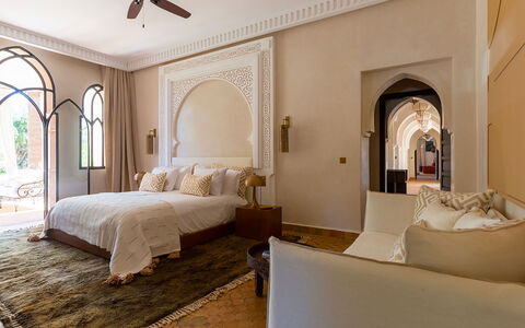 Villa Kanza: Interieur Ontwerp, Meubilair, Flooring, Verdieping, Slaapkamer, Verlichting, Kamer, Huis, Bed, Laken