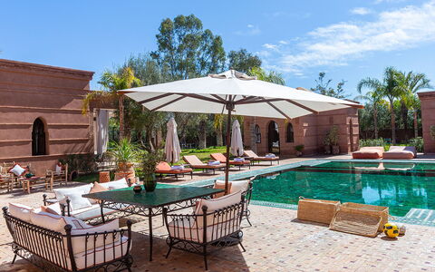 Villa Kanza: Zwembad, Toevlucht, Buitenmeubels, Waterpartij, Paraplu, Landgoed, Hacienda, Binnenplaats, Schaduw, Ligstoel
