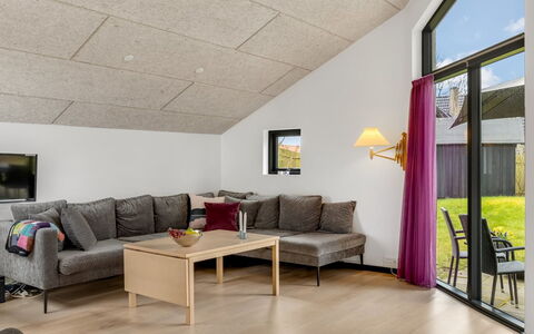 Anttoni - 350M from the Sea: Meubilair, Interieur Ontwerp, Flooring, Hout, Verdieping, Plafond, Houten Vloer, Stoel, Tafel, Verlichting