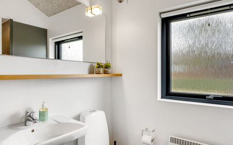 Anttoni - 350M from the Sea: Muur, Interieur Ontwerp, Loodgieterswerkinrichting, Plafond, Verlichting, Huis, Badkamer, Kamer, Kraan, Lichte Inrichting