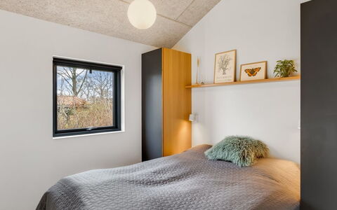 Anttoni - 350M from the Sea: Muur, Interieur Ontwerp, Hout, Plafond, Slaapkamer, Flooring, Kamer, Verdieping, Bed, Verlichting