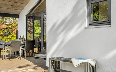 Anttoni - 350M from the Sea: Meubilair, Interieur Ontwerp, Flooring, Hout, Verdieping, Plafond, Houten Vloer, Stoel, Tafel, Verlichting