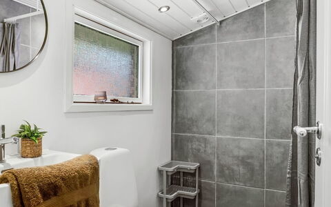Stefana - from the Sea: Loodgieterswerkinrichting, Flooring, Interieur Ontwerp, Verdieping, Badkamer, Loodgieter, Plafond, Wastafel, Kraan, Toilet