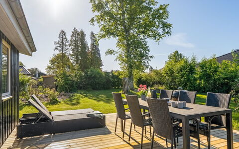 Stefana - from the Sea: Struik, Meubilair, Stoel, Land Lot, Tuin, Buitenmeubels, Huis, Schaduw, Groundcover