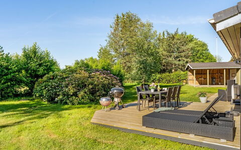 Stefana - from the Sea: Struik, Tuin, Land Lot, Groundcover, Gazon, Schaduw, Verblijf, Backyard, Werf