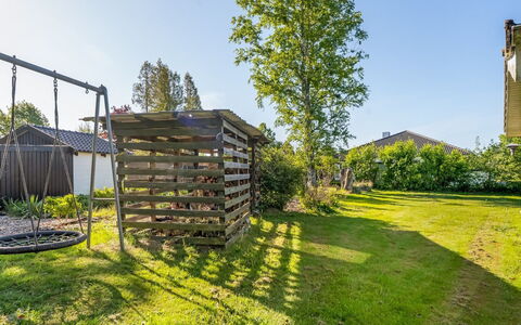 Stefana - from the Sea: Gras, Tuin, Struik, Land Lot, Gazon, Schaduw, Backyard, Groundcover, Werf