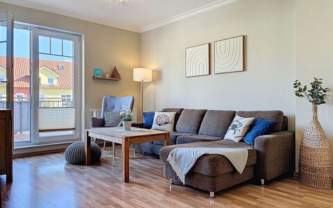 Zinnowitz Ambiente: Meubilair, Interieur Ontwerp, Verdieping, Flooring, Bankstel, Muur, Woonkamer, Hout, Houten Vloer, Kamer