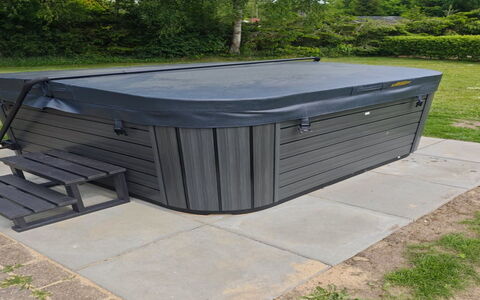 Erikka - 40Km from the Sea: Samengesteld Materiaal, Jacuzzi, Bad, Zwembad, Backyard