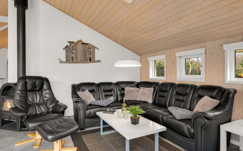 Erikka - 40Km from the Sea: Meubilair, Interieur Ontwerp, Hout, Flooring, Bankstel, Verdieping, Woonkamer, Houten Vloer, Plafond, Kamer