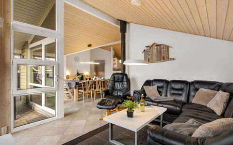 Erikka - 40Km from the Sea: Interieur Ontwerp, Hout, Plafond, Flooring, Bankstel, Meubilair, Verdieping, Woonkamer, Verlichting, Kamer