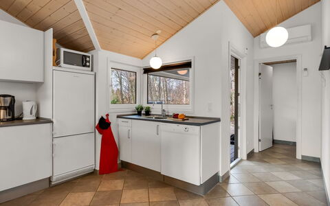 Erikka - 40Km from the Sea: Keuken, Interieur Ontwerp, Hout, Countertop, Major Appliance, Plafond, Flooring, Toestel Van De Keuken, Verdieping, Meubilair