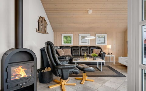 Erikka - 40Km from the Sea: Meubilair, Hout, Interieur Ontwerp, Flooring, Woonkamer, Verdieping, Kamer, Plafond, Huis, Verlichting